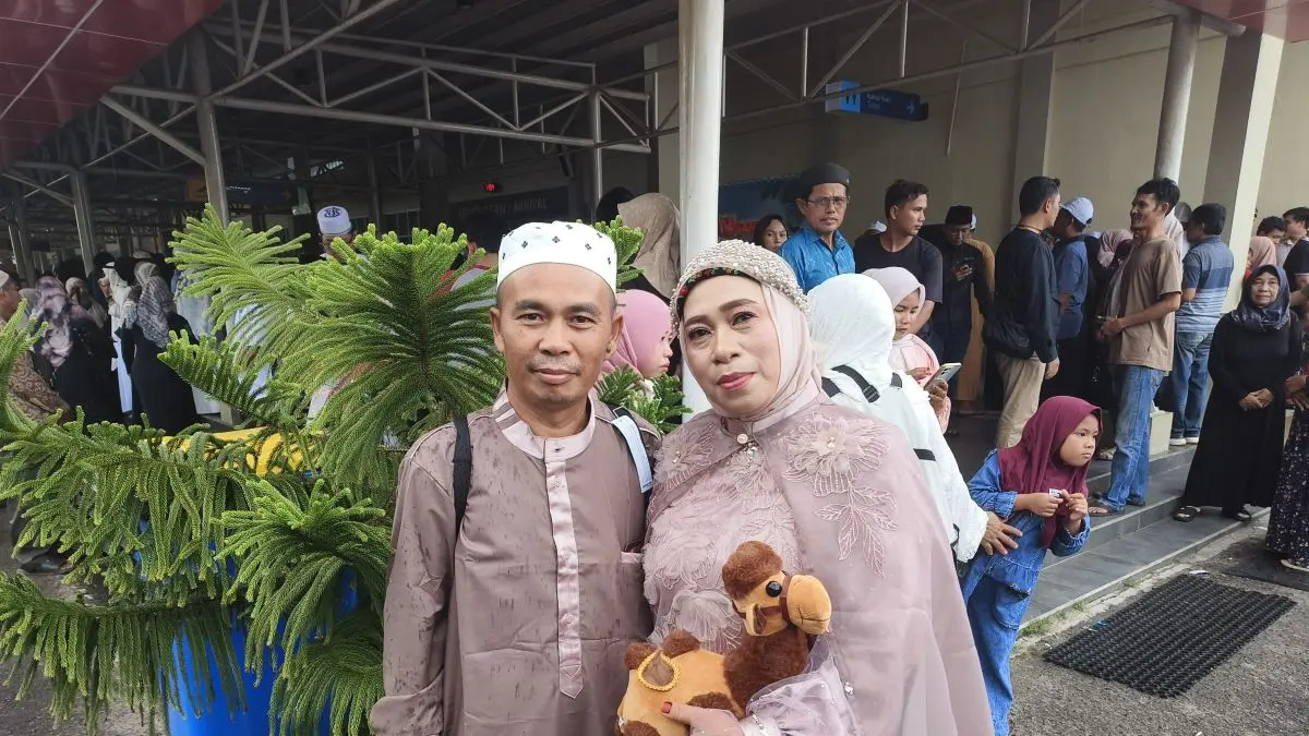 PULANG HAJI: Pasangan suami istri asal Samuda, Kecamatan Mentaya Hilir Selatan, Kotawaringin Timur sepulang menjalankan ibadah haji di Tanah Suci, Jumat (12/6/2026). FOTO: YUNI/RADAR SAMPIT