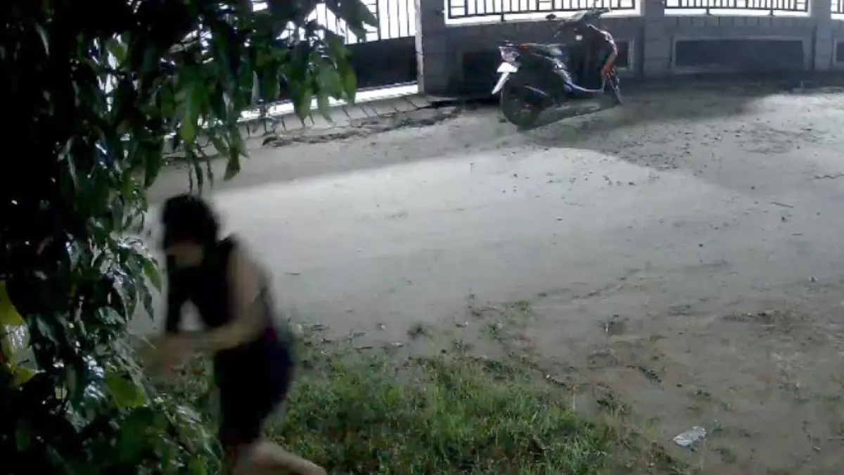 Salah seorang tersangka pencurian buah mangga beraksi di kawasan Wengga Metropolitan, Kelurahan Baamang Barat, yang tertangkap kamera pengawas. (Warga/Radar Sampit).&nbsp;