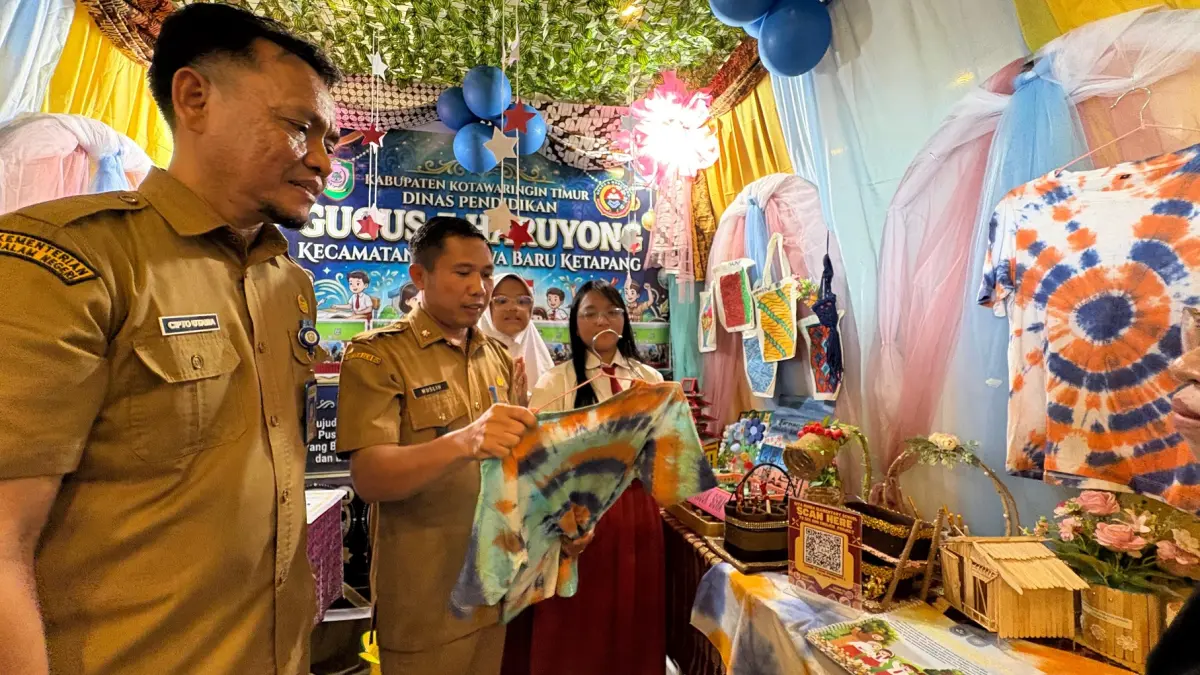 Staf Ahli Bupati Kotim Muslih, didampingi Sekretaris Disdik Kotim, Cipto Utama saat mengunjungi salah satu stan Expo Education MB Ketapang 2026, Senin (15/6).(yuni/radarsampit)