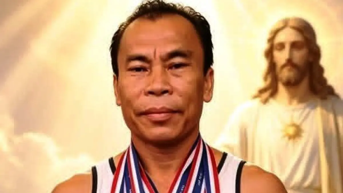 Subandi S Musan bersama medali yang pernah diraihnya. (istimewa)