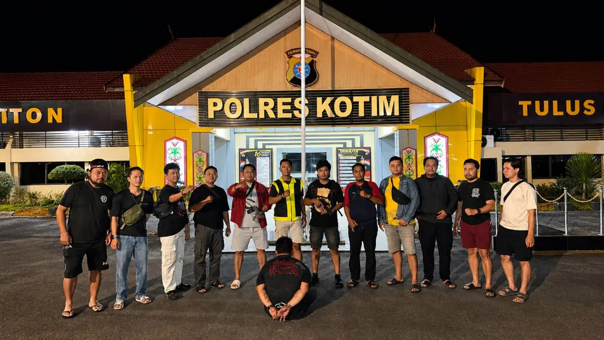 TANGKAP PELAKU: Unit Reskrim Polsek Ketapang mengamankan pelaku penganiayaan di kawasan eks Golden Teater Sampit. FOTO: FAHRY/RADAR SAMPIT