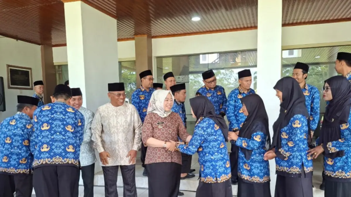 TARGET JUARA: Bupati Kobar Nurhidayah saat melepas kontingen MTQ Korpri VIII ke Murung Raya. (Syamsudin/Radar Sampit)