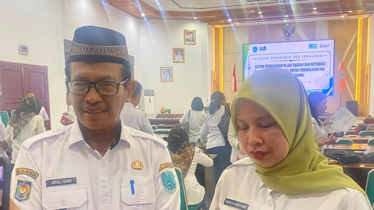 Wakil Bupati Lamandau Abdul Hamid didampingi Kepala BPKPD Lamandau, Norita Indayanie, saat memberikan keterangan kepada awak media, belum lama tadi.(dok/radarsampit)
