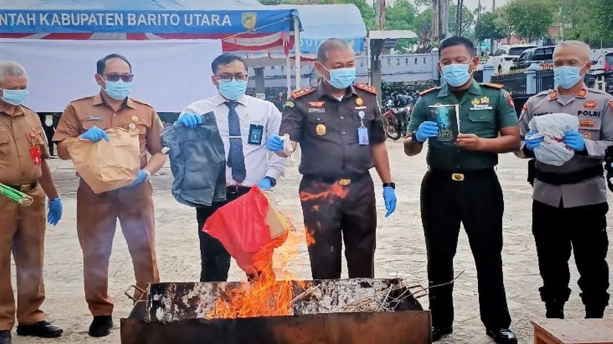 Kajari Barito Utara R Firmansyah bersama unsur FKPD dan pejabat terkait lainnya musnahkan barang bukti (Barbuk) dari berbagai perkara pidana yang telah berkekuatan hukum tetap (inkracht) di halaman Kantor Kejaksaan Negeri Muara Teweh, Senin (15/6/2026). (ANTARA)