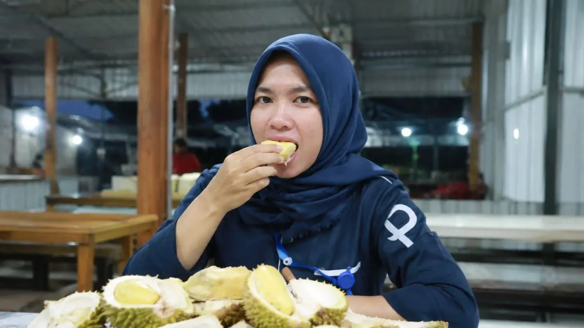 ilustrasi makan buah durian/AI