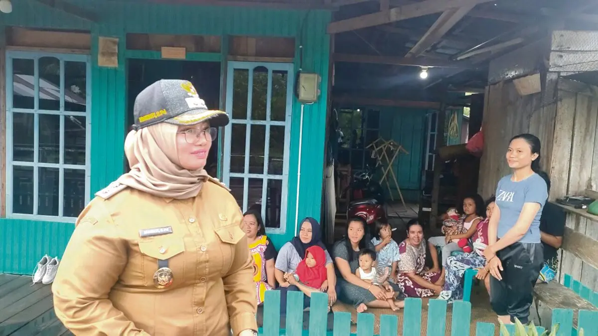 ILUSTRASI: Wakil Bupati Kotim Irawati bertemu masyarakat saat melaksanakan kegiatan di lapangan, beberapa waktu lalu.  FOTO: Dok. YUNI/RADAR SAMPIT 
