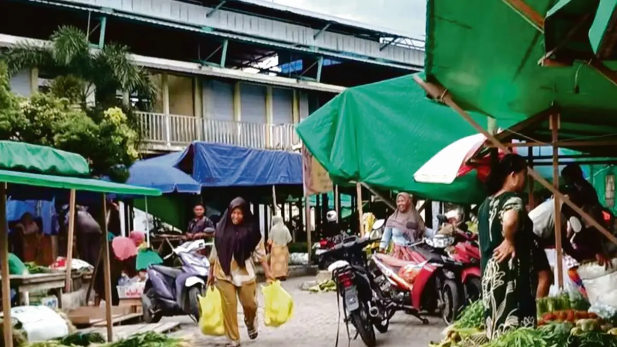 KABAR PASAR : Suasana Pasar Indra Sari, Pangkalan Bun, Kelurahan Baru, Kecamatan Arsel, Kabupaten Kotawaringin Barat (Kobar), belum lama ini. FOTO: IST/RADAR SAMPIT 