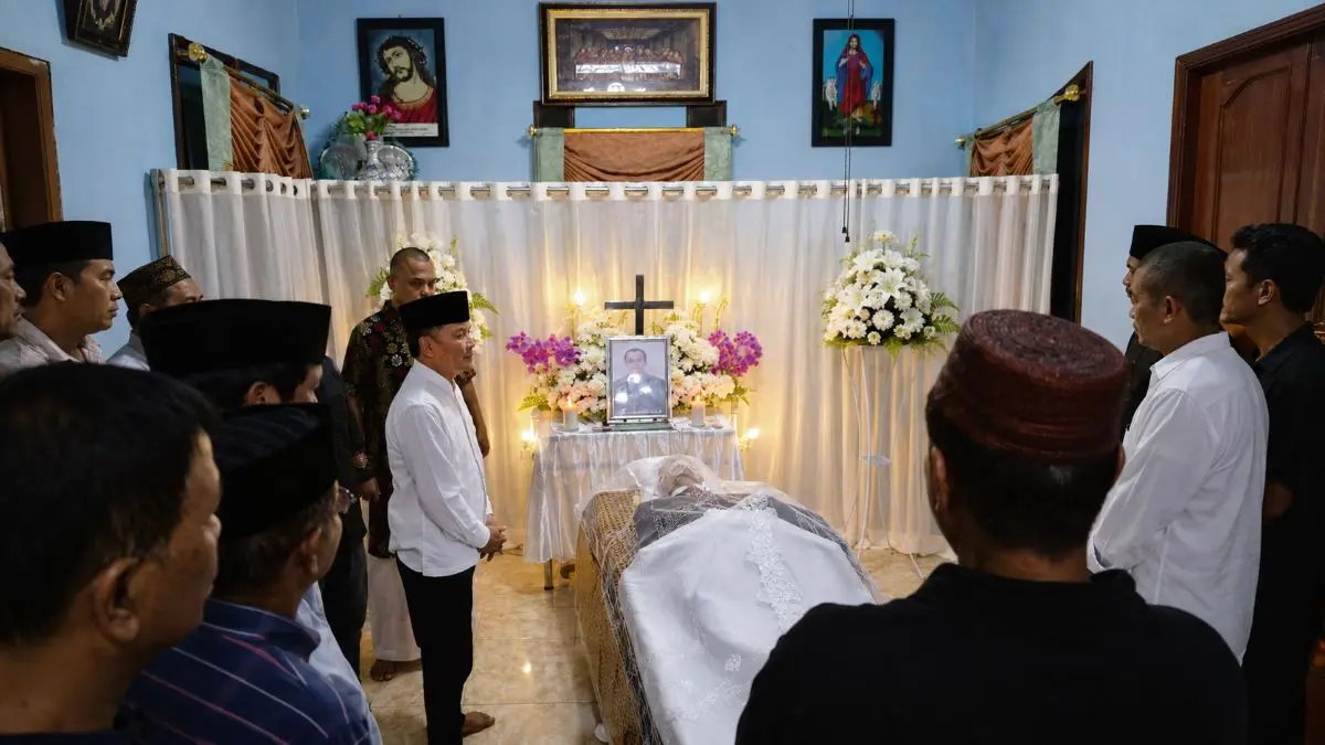 MELAYAT : Gubernur Kalteng Agustiar Sabran memberikan penghormatan terakhir kepada legenda dayung nasional, Subandi S. Musan di rumah duka Jalan Yos Sudarso V Nomor 100 A, Palangka Raya, Senin malam (15/6/2026). FOTO: DODI/RADAR SAMPIT