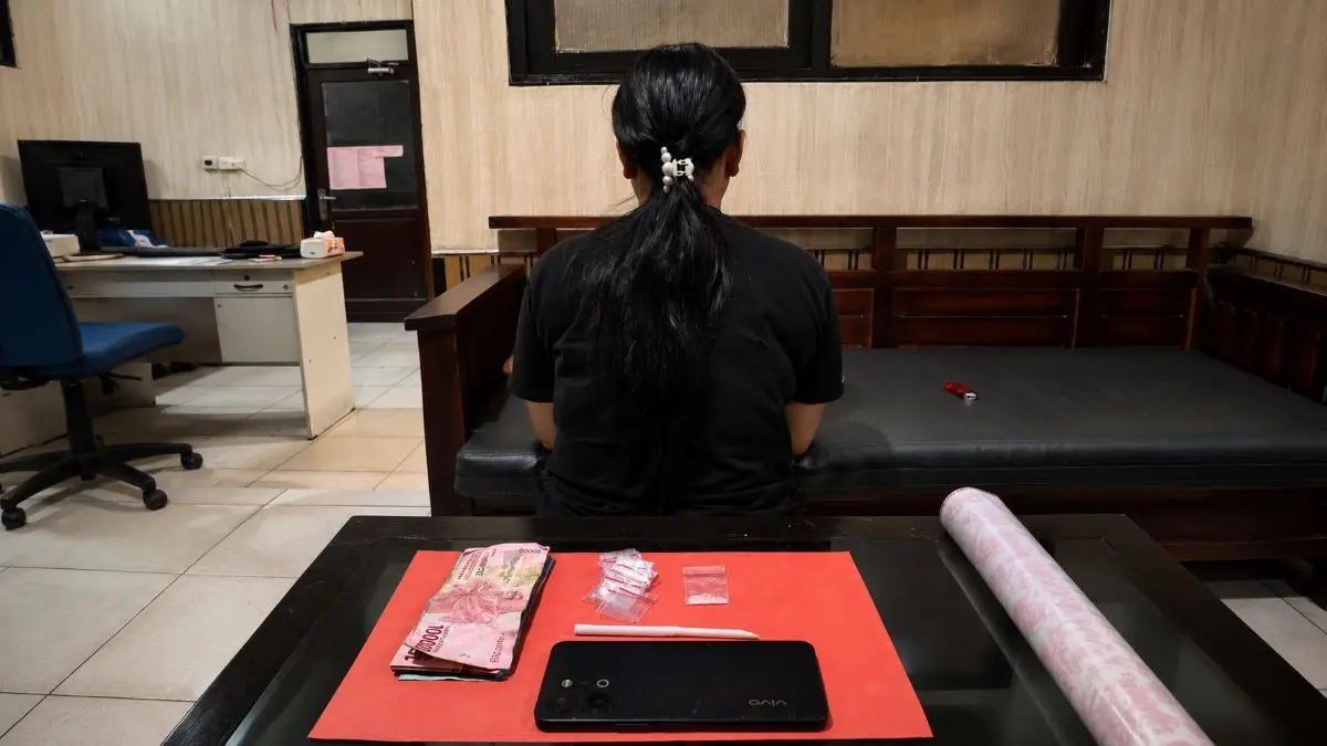 NARKOBA : IRT inisial SP (24) diamankan bersama barang bukti narkotika jenis sabu di Mapolsek Ketapang, Selasa (16/6/2026). FOTO: POLRES KOTIM/RADAR SAMPIT