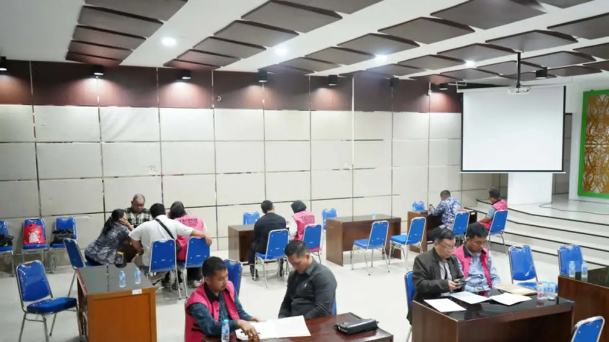 Proses pelimpahan lima tersangka dugaan tipikor pertambangan zirkon ke jaksa penuntut umum, Kejari Palangka Raya, Senin (15/6). Kasus ini tercatat merugikan negara sekitar Rp200 Miliar lebih.(istimewa/penyidik kejati)