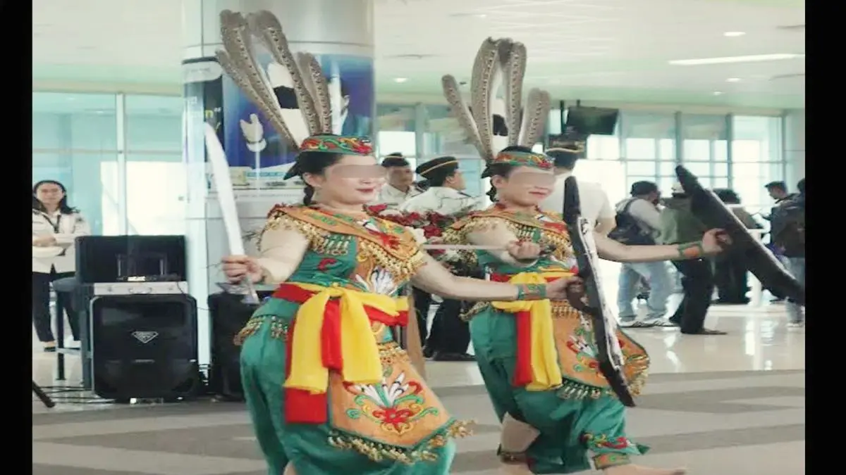 TAMPIL DI PUBLIK : Warga binaan pemasyarakatan pada saat menampilkan bakat seni tari di Bandara Tjilik Riwut Palangka Raya, Senin (15/6/2026). ANTARA/HO-Ditjenpas Kalteng.