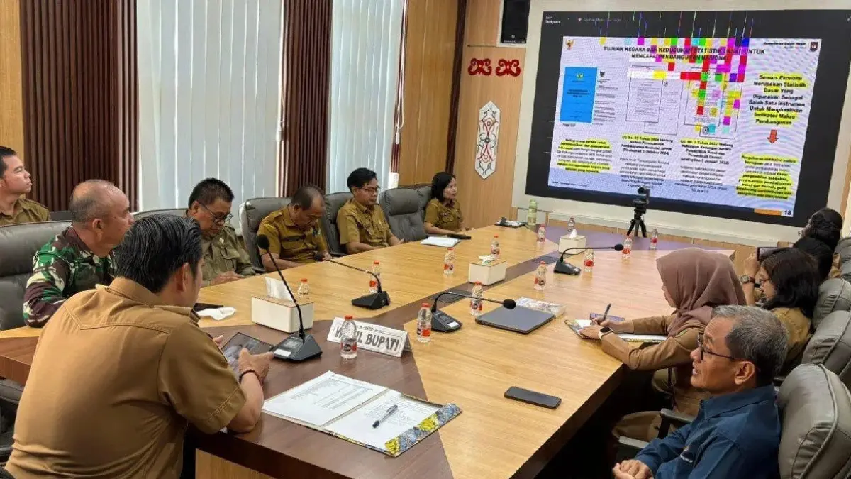 Wakil Bupati Pulang Pisau Ahmad Jayadikarta mengikuti zoom meeting terkait pengendalian inflasi, Senin (12/6/2026). (ANTARA)
