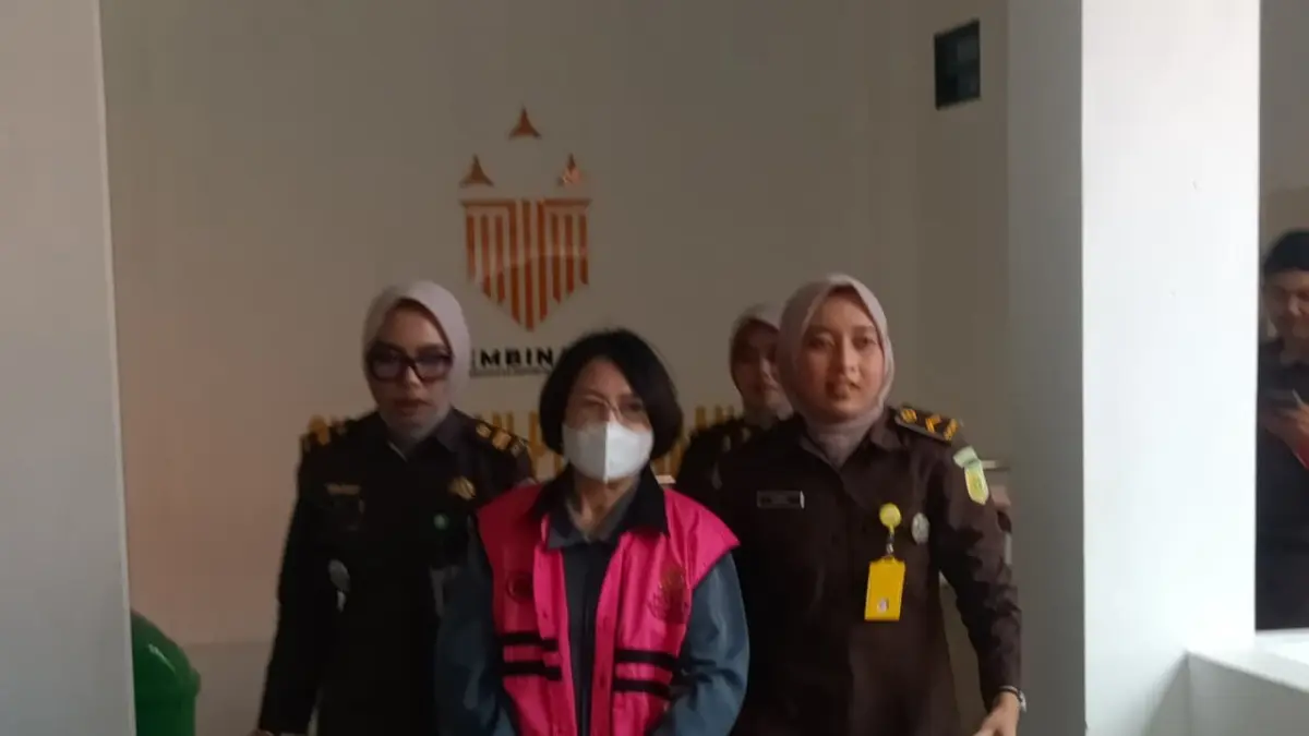 Yetri Ludang, saat digiring petugas Kejari Palangka Raya, usai pelimpahan tersangka dan barang bukti dari penyidik kepada jaksa penuntut umum, Senin (15/6).(istimewa)