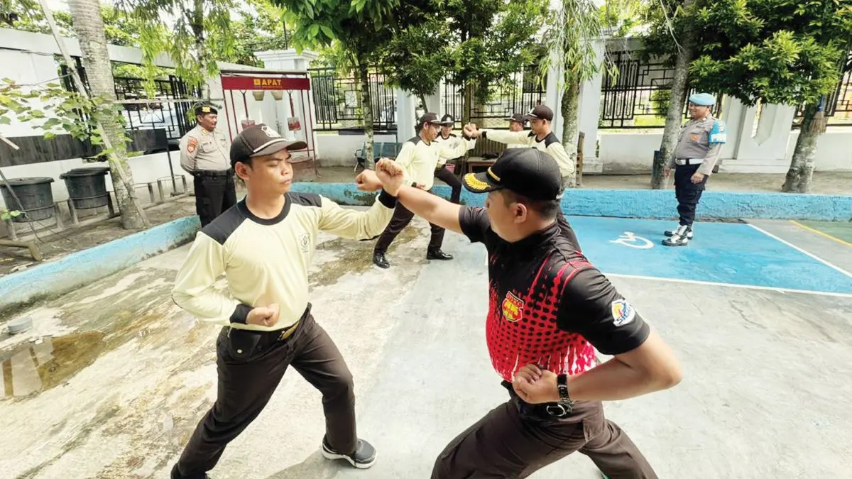 BIMTEK: Personel pengamanan PLN UPP KLB 3 mengikuti Bimbingan Teknis (Bimtek) Satuan Pengamanan (Satpam) bekerja sama dengan Polsek Pahandut. FOTO: IST/RADAR SAMPIT 