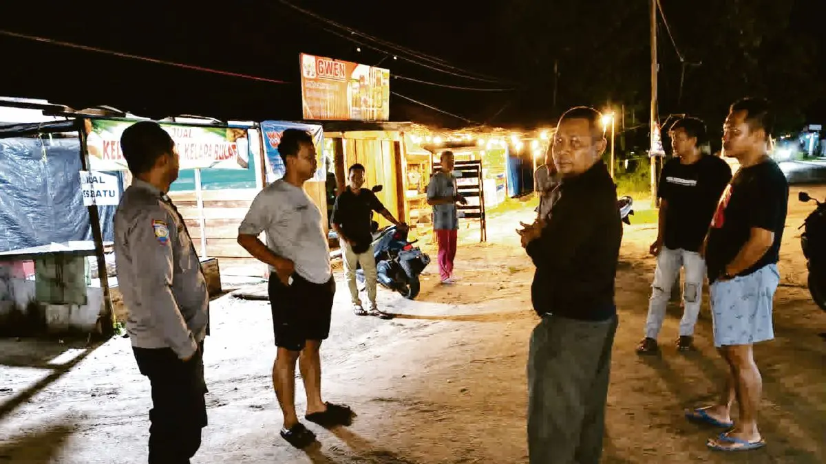 DATANGI TKP : Personel Piket SPKT III Polsek Sabangau bergerak cepat menindaklanjuti laporan masyarakat terkait seorang pria yang diduga membuat resah warga, Selasa (16/6/2026) malam. FOTO: IST/RADAR SAMPIT