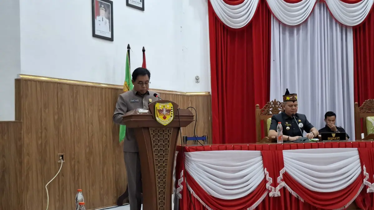Juru bicara Bapemperda DPRD Kabupaten Gumas Herbert Y Asin menyampaikan raperda inisiatif saat rapat paripurna di Kuala Kurun, Senin (15/6).