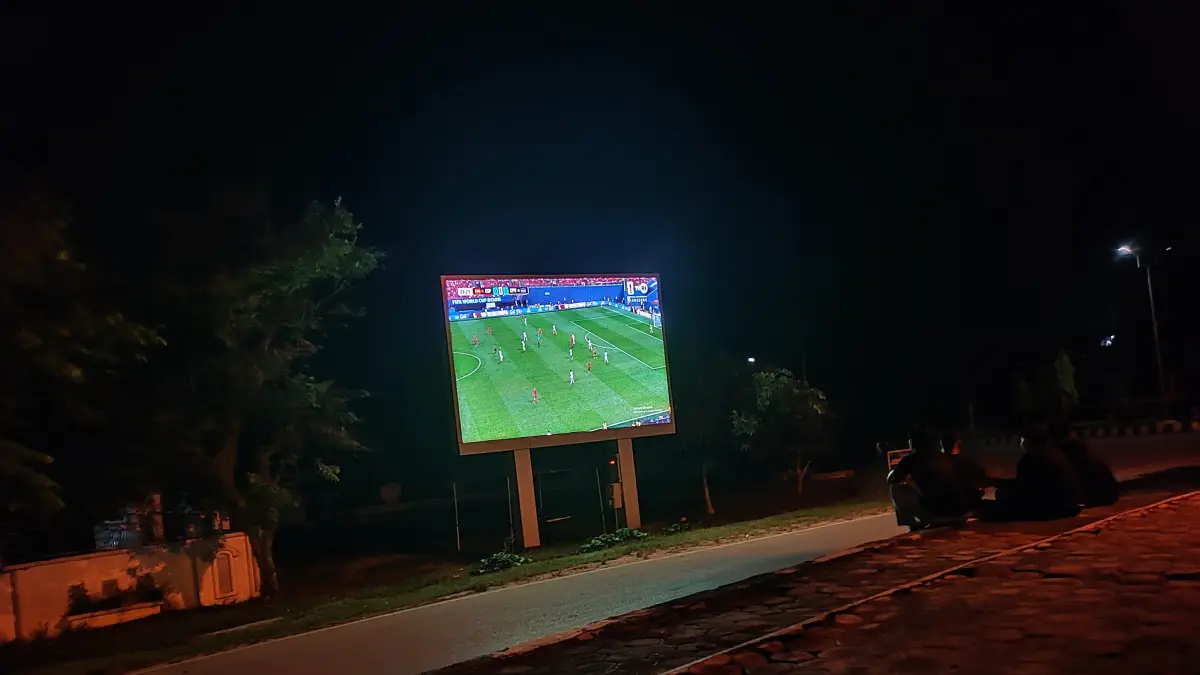 NOBAR: Videotron di Bundaran Rusa Kota Nanga Bulik sebagai sarana nonton bareng (nobar), menghadirkan hiburan sekaligus ruang kebersamaan bagi masyarakat pecinta sepak bola. (Ria Mekar/Radar Sampit)