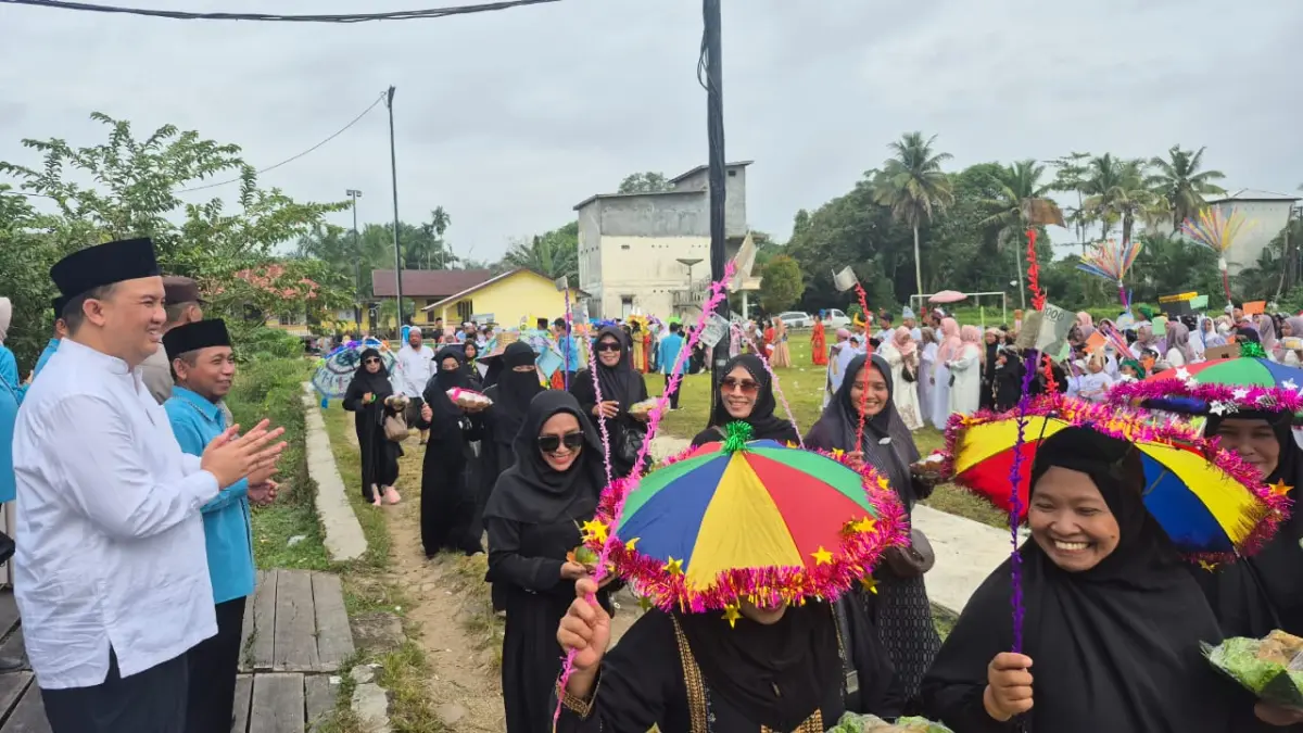 PAWAI: Ribuan warga memadati ruas jalan protokol Kota Nanga Bulik saat lebih dari 1.100 peserta dari 29 kafilah mengikuti Pawai Gema Hijriah 1 Muharram 1448 Hijriah, Selasa (16/6/2026).&nbsp;(Ria Mekar/Radar Sampit)