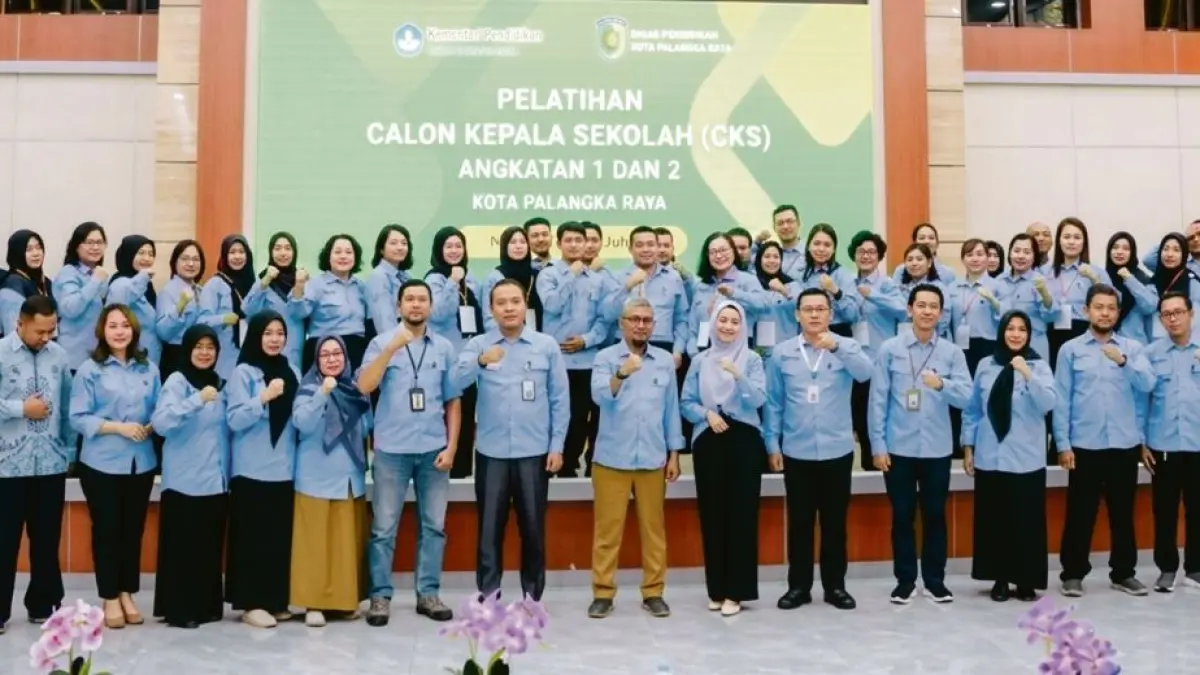 PELATIHAN : Plt Kadisdik Kota Palangka Raya, Jayani (tengah baris depan) berfoto bersama puluhan Bakal Calon Kepala Sekolah (BCKS) di Balai Penjaminan Mutu Pendidikan (BPMP) Kalteng. FOTO: DODI/RADAR SAMPIT
