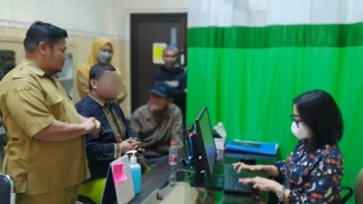 PEMERIKSAAN: Pemeriksaan medis ODGJ kembar asal Desa Sidomulyo, Kecamatan Pangkalan Banteng, di RSSI Pangkalan Bun, belum lama ini. (Dinsos/Radar Sampit)