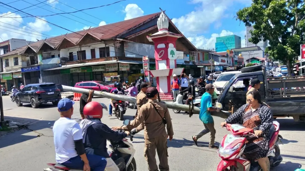 PENERTIBAN: Konstruksi reklame dengan material besi di simpang empat, Pasar Indra Sari Pangkalan Bun dibongkar Satpol PP Kobar, belum lama tadi. FOTO: SATPOL PP KOBAR/RADAR SAMPIT 