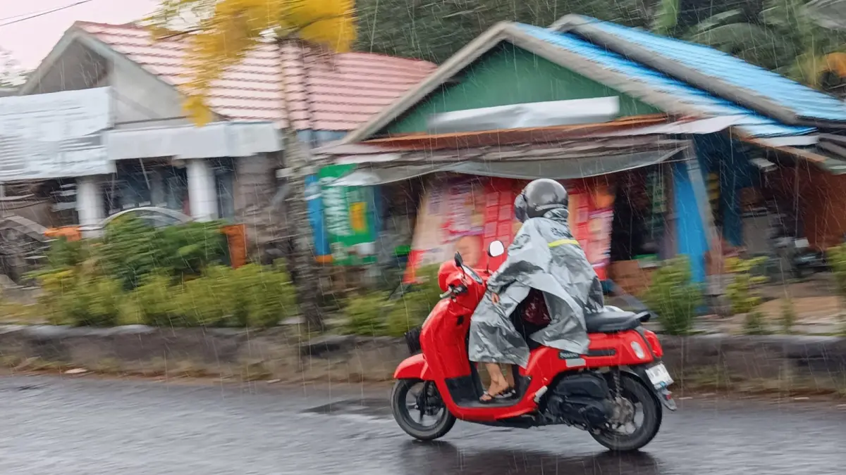 Pengendara sepeda motor menggunakan mantel menerobos hujan yang melanda Sampit, belum lama ini. (Usay Nor Rahmad/Radar Sampit)&nbsp;