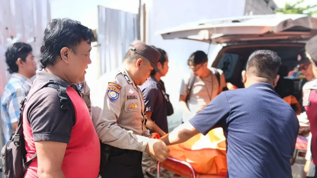 Petugas saat mengevakuasi pelaku bunuh diri dari sebuah rumah di Kabupaten Kotawaringin Barat (Kobar), belum lama tadi.(dok/radarsampit)