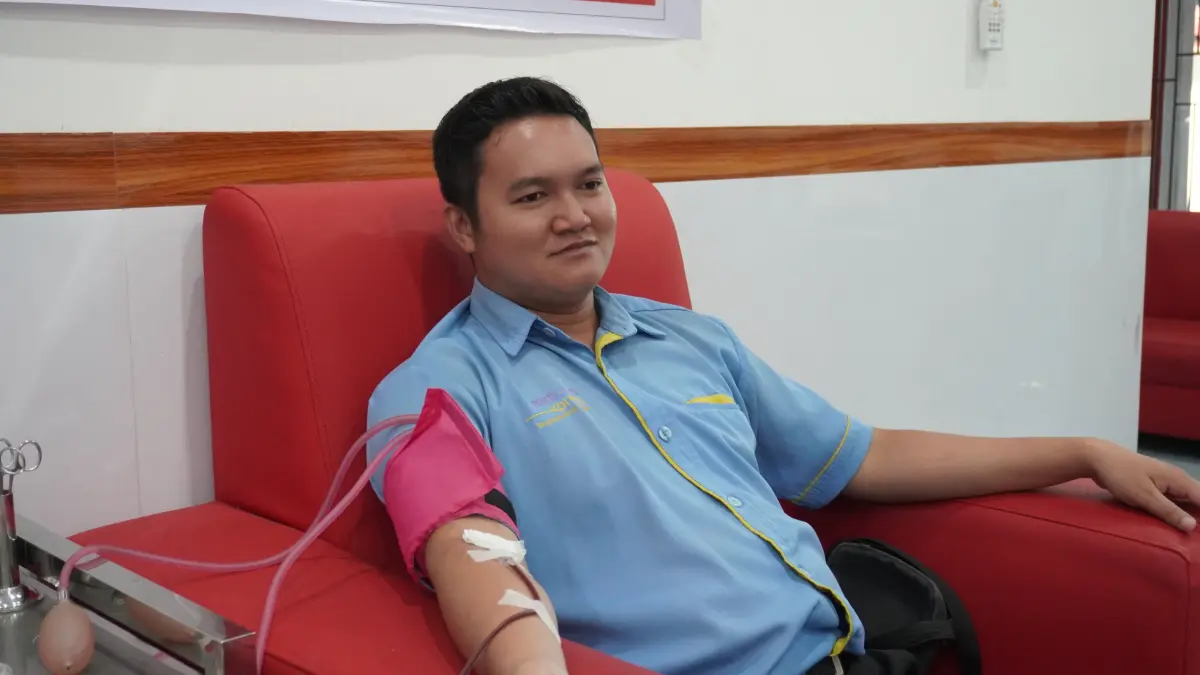 Salah seorang karyawan Midtown Xpress Sampit ketika melaksanakan donor darah di PMI Kotim. (dok.Midtown Xpress Sampit)