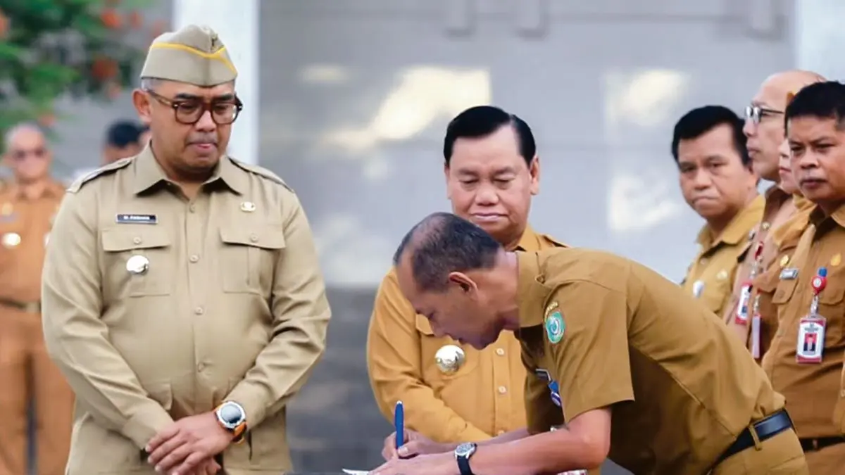 KERJA SAMA: Bupati Kotim Halikinnor dan Wali Kota Bandung Muhammad Farhan menyaksikan Penandatanganan Kesepakatan Bersama dan Perjanjian Kerja Sama antara Pemda Kota Bandung dan Pemkab Kotim tentang Kerja Sama Pengembangan Potensi Daerah, baru-baru tadi. FOTO: KOMINFO KOTIM/RADAR SAMPIT 