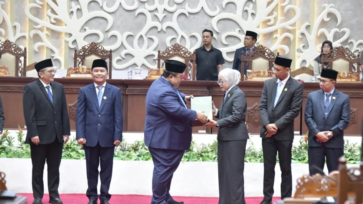 TERIMA LKPD: Wakil Ketua DPRD Kalteng, Riska Agustin menerima hasil pemeriksaan LKPD dari perwakilan BPK RI. FOTO: IST/RADAR SAMPIT