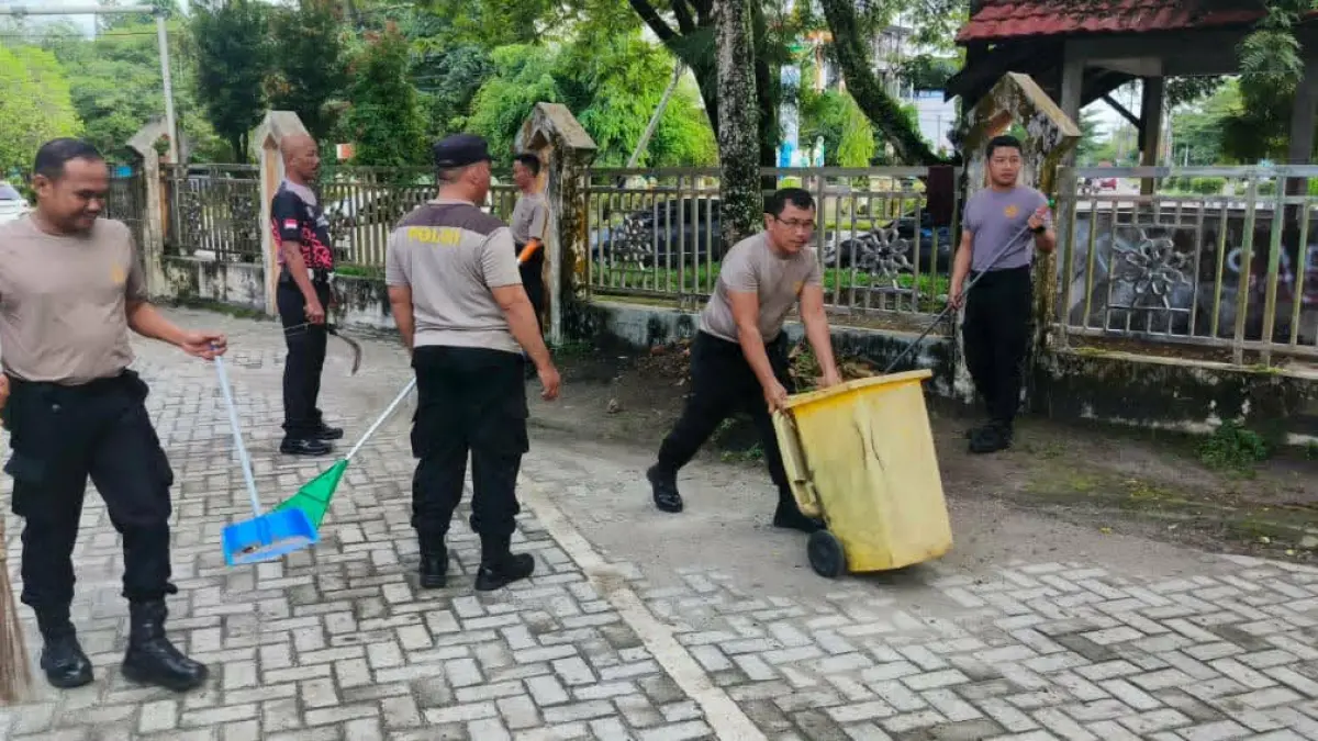 Anggota Polsek Pahandut, dalam kegiatan bakti religi menyambut Hari Bhayangkara ke-80.(istimewa)