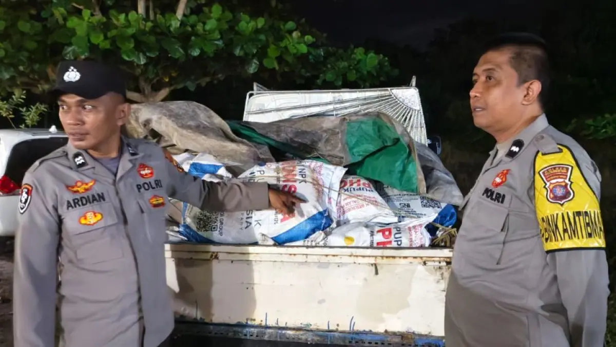BARANG BUKTI: Mobil pikap berisi pupuk subsidi yang hendak diselundupkan disita polisi sebagai barang bukti. FOTO: POLRES KOTIM/RADAR SAMPIT