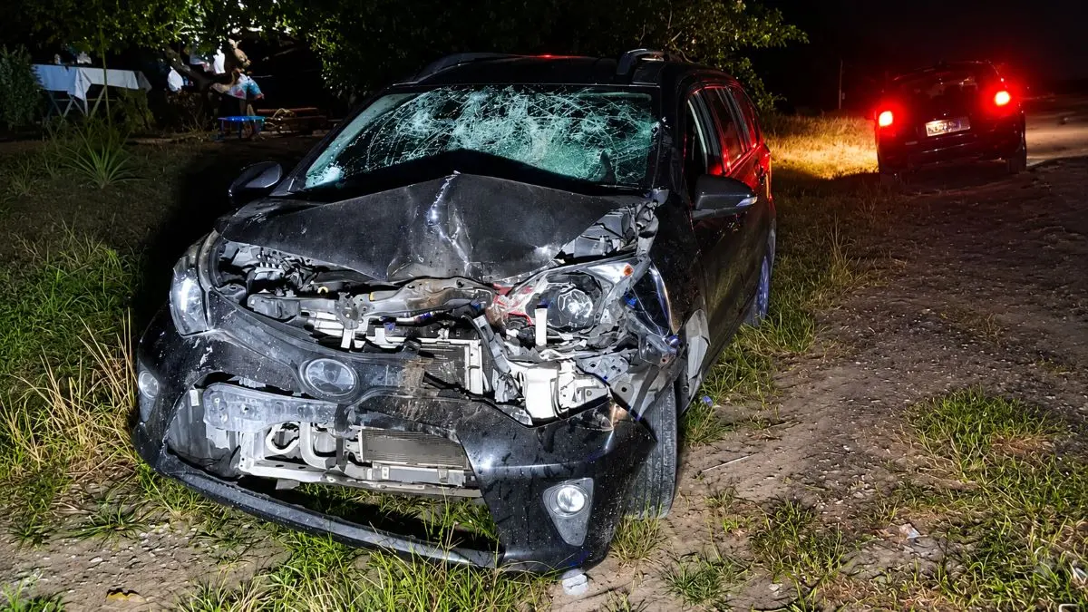 CELAKA: Kondisi depan mobil ringsek akibat menabrak belakang truk Fuso di jalan poros Desa Kubu, Kumai, Kobar, Kamis (18/6/2026) malam pukul 21.20 WIB. FOTO: IST/RADAR SAMPIT 