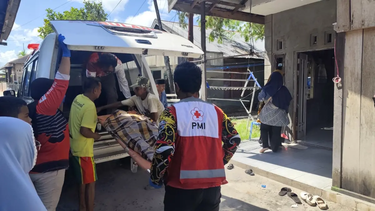 Jenazah seorang lansia saat dievakuasi oleh petugas, dari sebuah rumah di Jalan Iskandar 14, Sampit, Jumat (19/6) siang.(ist/humas Polres Kotim)