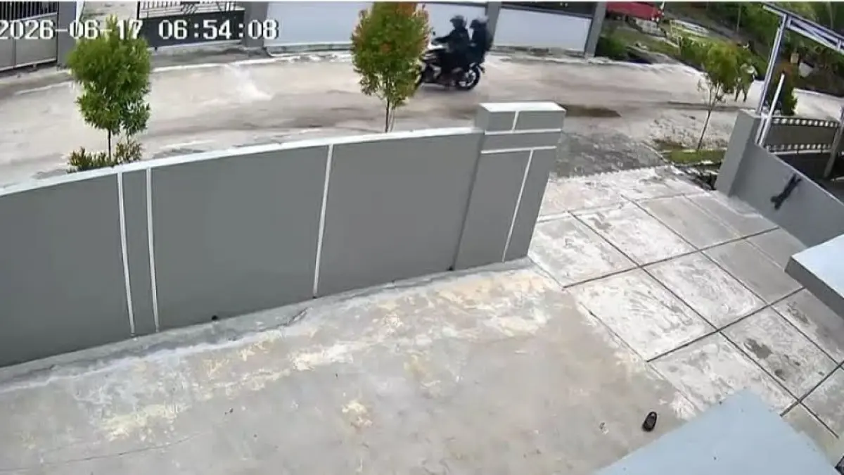 KEJAHATAN JALANAN : Pelaku jambret terekam kamera pengintai CCTV di kawasan Gang Keluarga, Kota Palangka Raya, Rabu (17/6/2026). FOTO: IST/RADAR SAMPIT