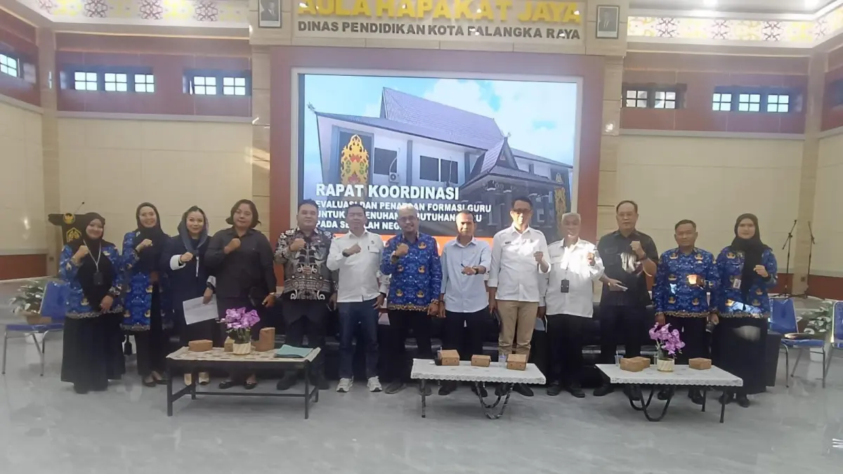 KUNJUNGAN: Arif Norkim (enam dari kiri) bersama sejumlah anggota Komisi III saat berkunjung ke Disdik Palangka Raya