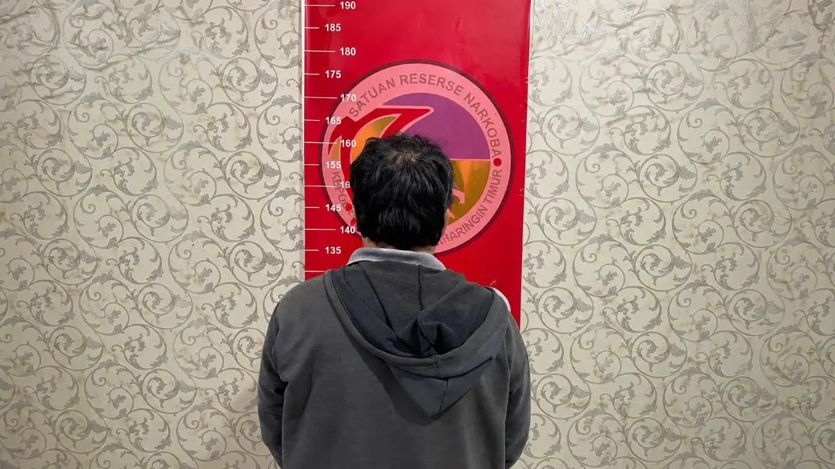 NARKOBA: Pelaku MS (46) diamankan di kantor polisi terkait kasus narkoba. FOTO: POLRES KOTIM/RADAR SAMPIT