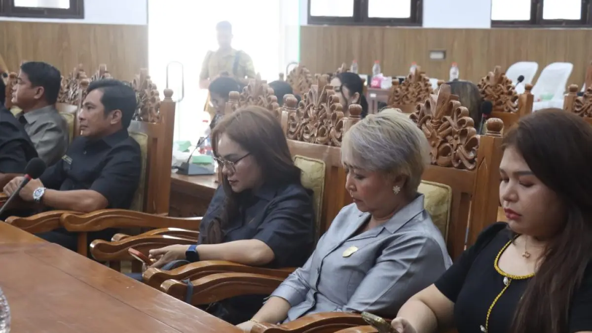 PARIPURNA : Suasana pelaksanaan rapat paripurna DPRD setempat, Senin (15/6). DPRD GUNUNG MAS FOR RADAR SAMPIT

