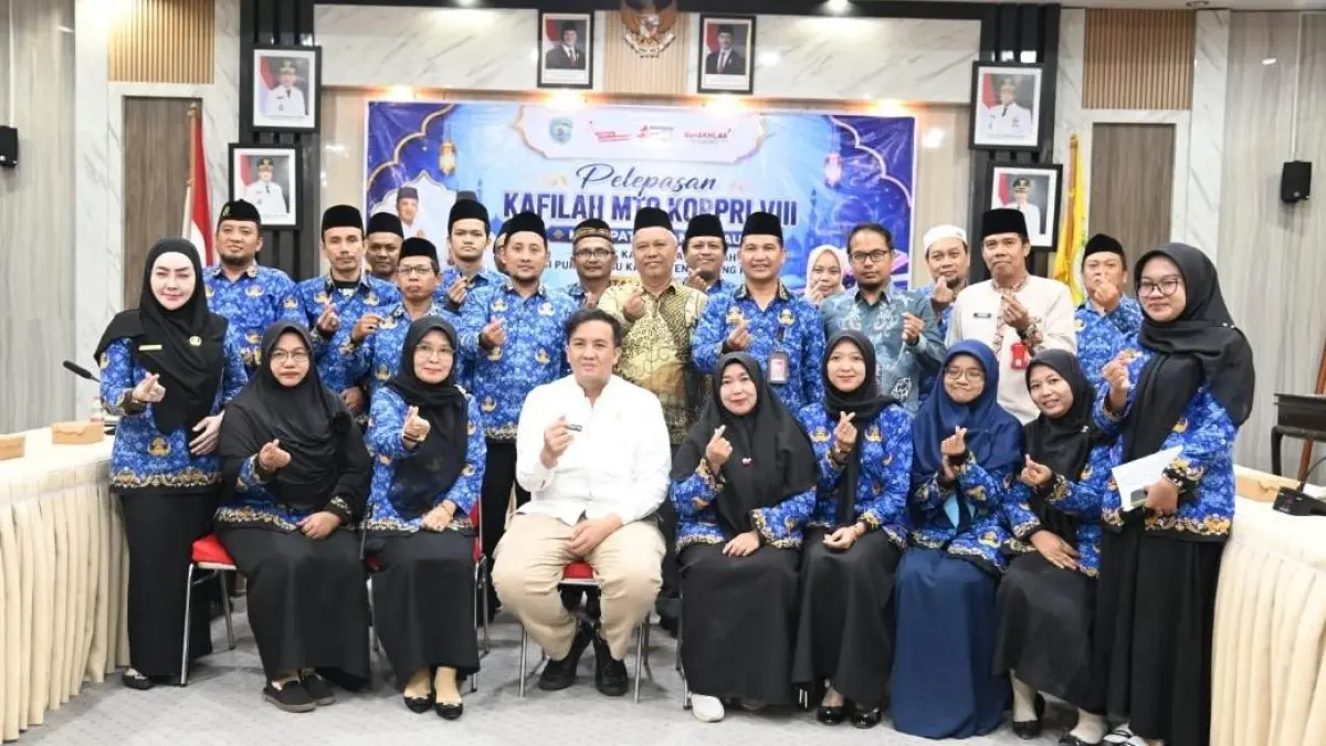 PELEPASAN: Bupati Lamandau, Rizky Aditya Putra melepas kafilah MTQ KORPRI Lamandau yang akan berlaga di tingkat Provinsi. FOTO: IST/RADAR SAMPIT