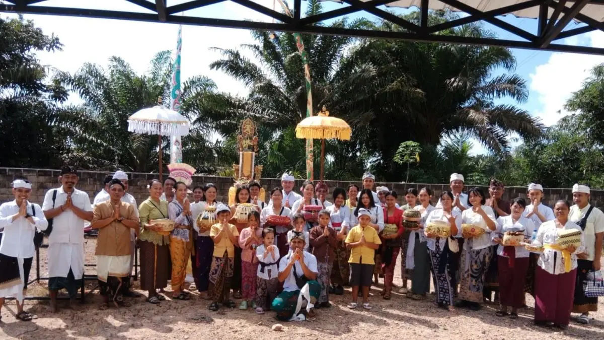 PERAYAAN : Umat Hindu Lamandau berfoto bersama seusai ibadah perayaan Gulungan di Pura Jagatnatha, Nanga Bulik. FOTO: IST/RADAR SAMPIT