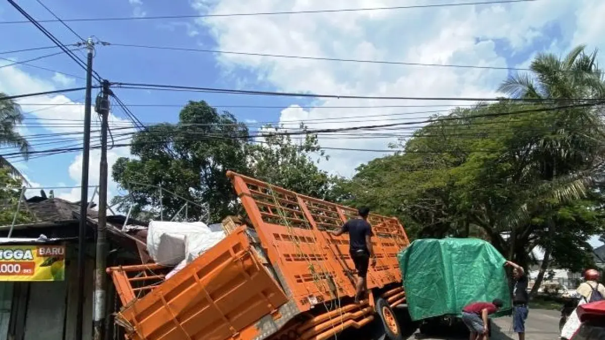 Sebuah truk ODOL, saat amblas di Jalan Pemuda Sampit, yang merupakan jalan pemukiman di dalam kota, beberapa waktu lalu. (dok.net)