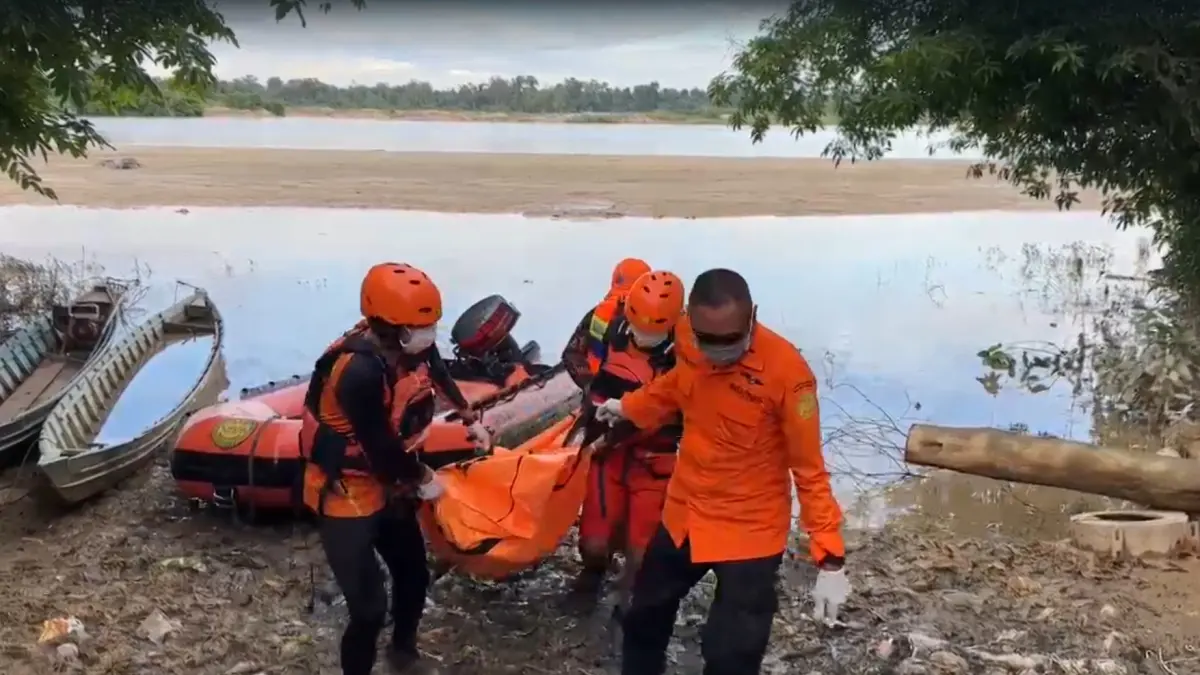 TAK BERNYAWA : Harapan menemukan Lemiadi dalam kondisi selamat akhirnya pupus. Setelah tiga hari dilakukan pencarian tanpa henti, remaja 15 tahun itu ditemukan mengapung dalam kondisi meninggal dunia di Daerah Aliran Sungai (DAS) Kahayan, Kecamatan Banama Tingang, Kabupaten Pulang Pisau, Jumat (19/6/2026).