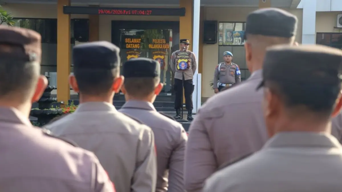 TEGAS – Kabag SDM Polresta Palangka Raya AKP Robertus Sonny memberikan arahan kepada personel agar menjauhi narkoba dan judi online (Judol), Jumat (19/6/2026). FOTO: IST/RADAR SAMPIT