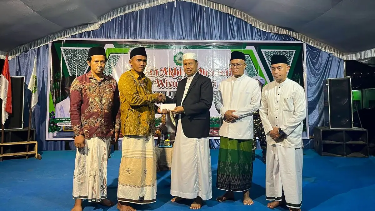 BANTUAN: Wakil Bupati Supian menyerahkan bantuan kepada Pondok Pesantren Darul Ulum Robbi Desa Rungau Raya, Danau Seluluk, Seruyan. FOTO: RIFANI/RADAR SAMPIT 