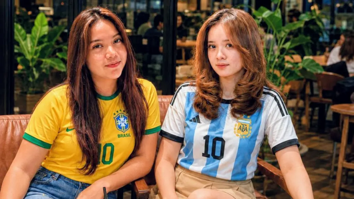 Dua Gadis di Kota Sampit, penggemar timnas Brasil dan Argentina di Piala Dunia 2026. (Brima/radarsampit)