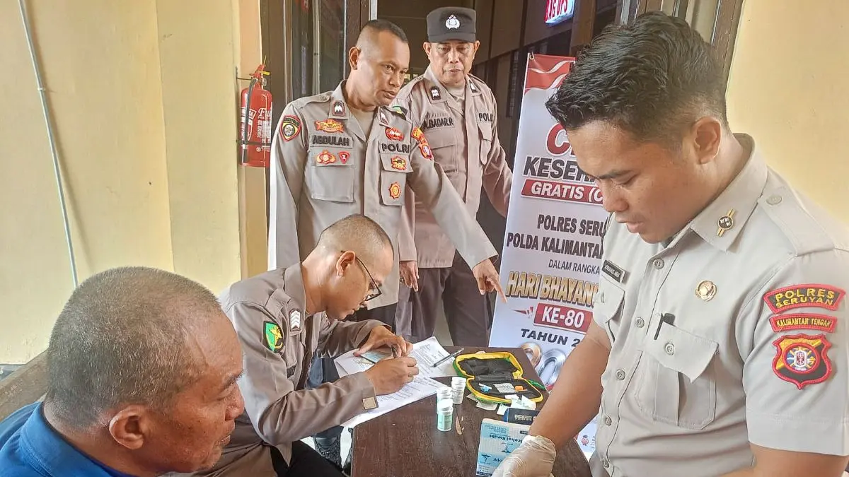 GRATIS: Seksi Kedokteran dan Kesehatan (Sidokkes) Polres Seruyan menggelar bakti kesehatan berupa cek kesehatan gratis bagi personel Polri dan masyarakat. FOTO: RIFANI/RADAR SAMPIT