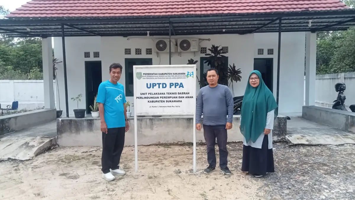 PELAYANAN: Kepala DP3APPKB Sukamara M Yunus dan sejumlah pegawai saat berada di UPTD PPA Sukamara. FOTO: FAUZIANNUR/RADAR SAMPIT