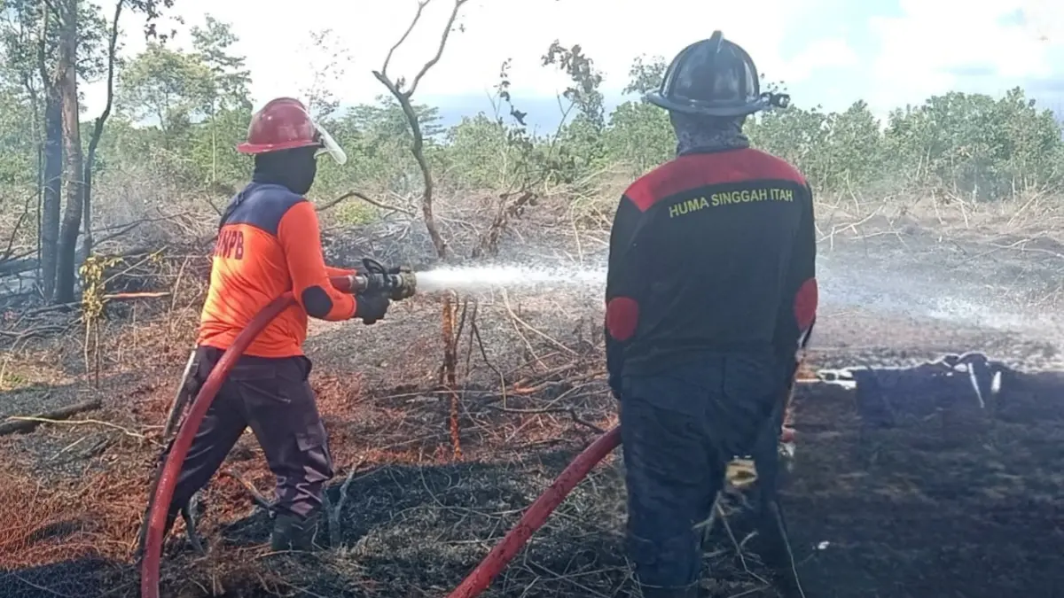 Personel gabungan memadamkan kebakaran lahan di kilometer 10, Kelurahan Baru, Kecamatan Arut Selatan, Kabupaten Kotawaringin Barat, Sabtu 20 Juni 2026. (BPBD KOBAR/RADAR SAMPIT)