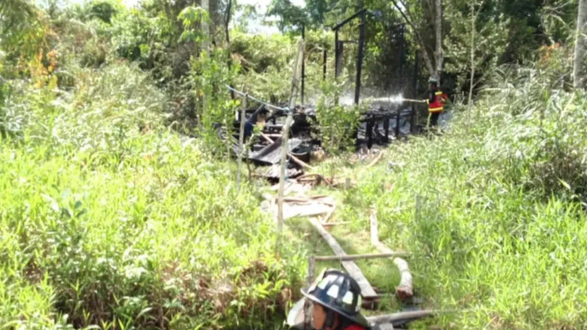 Relawan Damkar Swadaya memadamkan api yang membakar rumah milik Izul di kawasan Jalan Metro TV Gang Bumi Daya III Jalur 3, Kecamatan Mentawa Baru Ketapang, Kabupaten Kotawaringin Timur (Kotim), Sabtu (20/6/2026). (Relawan Pemadam Api &nbsp;Swadaya)