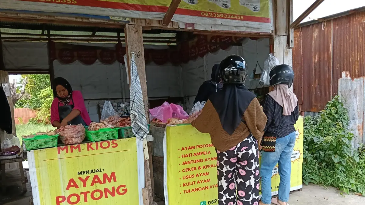Salah satu lapak pedagang ayam potong di Sampit, Sabtu (20/6).(Yuni/radarsampit)